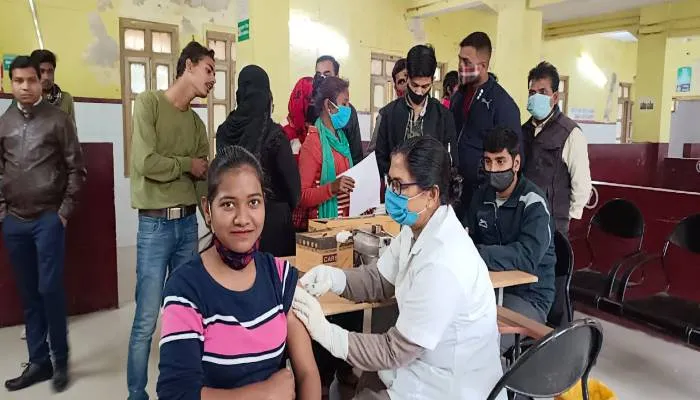 कोरोना हराने के लिए किशोर व किशोरियों को लगने लगी वैक्सीन