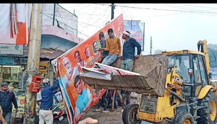 हरदोई: आचार संहिता लागू होते ही हरकत में आया प्रशासन, होर्डिंग व बैनर हटाने का कार्य शुरू