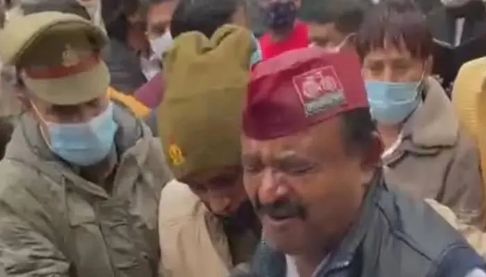 यूपी चुनाव 2022: टिकट न मिलने से नाराज सपा नेता ने पार्टी कार्यालय के बाहर किया आत्मदाह का प्रयास
