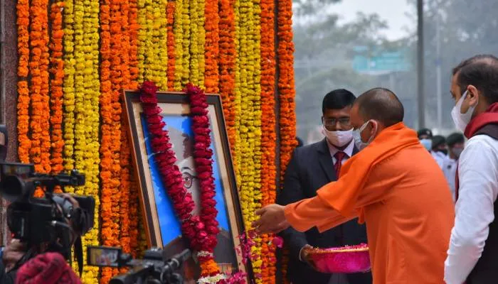 मुख्यमंत्री योगी ने नेताजी सुभाष चंद्र बोस को अर्पित की श्रद्धांजलि