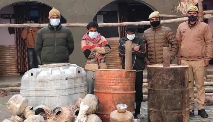 अयोध्या: अवैध शराब बनाने की भट्टी का भंडाफोड़, दो गिरफ्तार