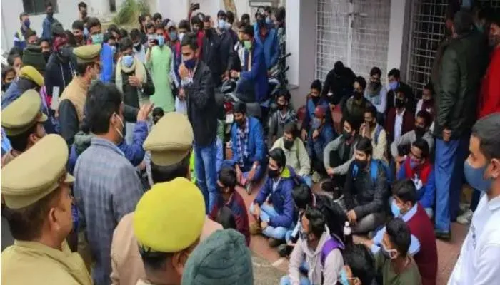 ऑनलाइन परीक्षाएं कराने की मांग को लेकर लखनऊ विश्वविद्यालय में छात्रों ने किया हंगामा