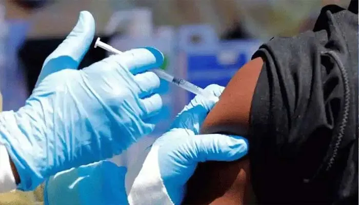 बरेली: वैक्सीनेशन का ग्राफ बढ़ाने को स्कूलों में लगेंगे कैंप