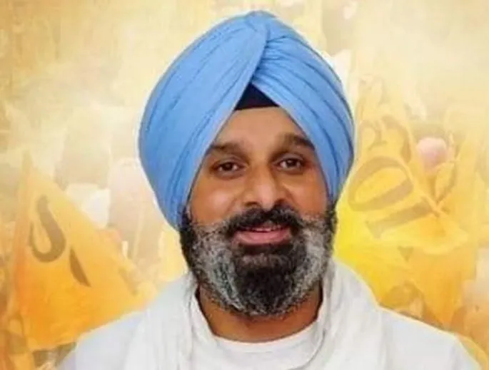 ड्रग्स केस में फरार चल रहे विक्रम मजीठिया की तस्वीरें वायरल, पुलिस ने पंजाब में कई जगह की छापेमारी