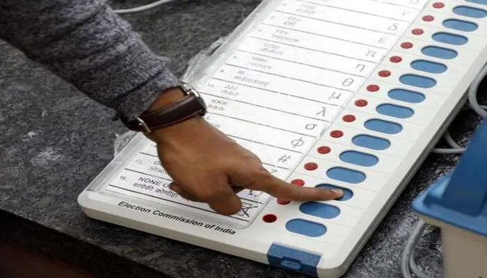 लखनऊ: मैदान में 15 से ज्यादा प्रत्याशी तो दो ईवीएम का होगा इस्तेमाल