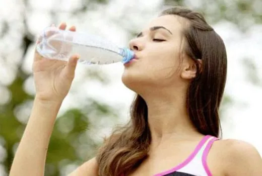 जानिए सुबह उठते ही क्यों पीना चाहिए पानी ? - Benefits of drinking water daily early morning subah paani peene ke fayde in hindi
