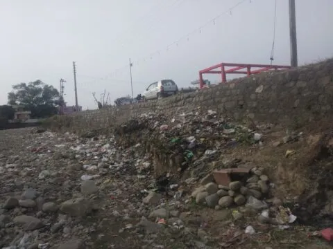 हल्द्वानी: कूड़ा गाड़ी आती नहीं, सड़क किनारे कूड़ा फेंकने को मजबूर कई परिवार