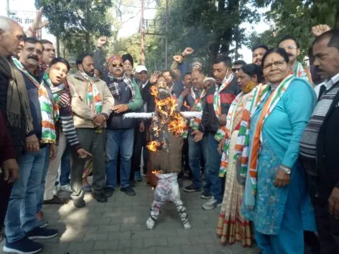 हल्द्वानी: महंगाई, बेरोजगारी और भ्रष्टाचार पर कांग्रेसियों ने फूंका धामी सरकार का पूतला