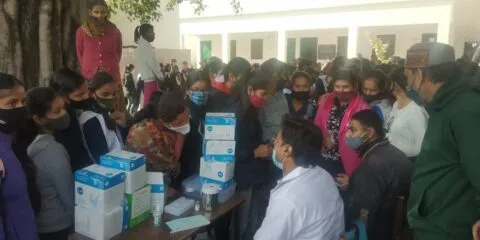 हल्द्वानी: टीकाकरण को लेकर छात्र-छात्राओं में दिखा उत्साह, बदइंतजामी से हुए परेशान