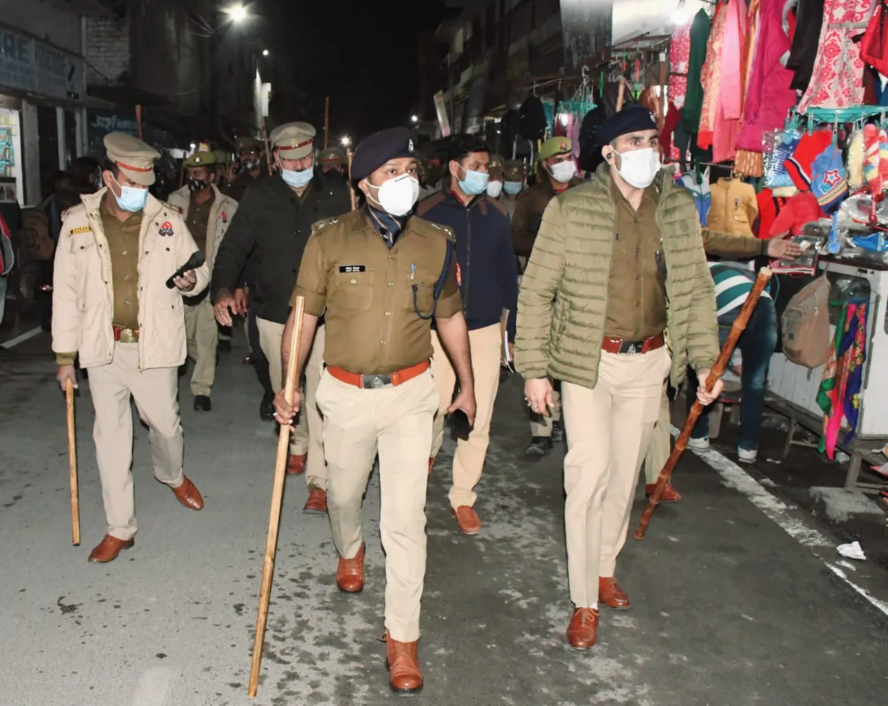 रामपुर: एसपी ने पुलिस बल के साथ शहर में किया पैदल मार्च