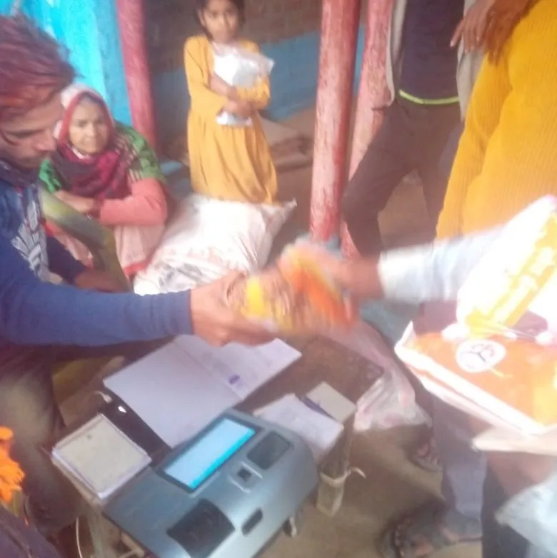 पीलीभीत: मोदी-योगी के फोटो वाली राशन सामग्री बांट रहे काेटेदार