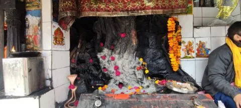 उत्तराखंड: कालू सिद्ध बाबा का अनोखा मंदिर, यहां मुरादें पूरी होने पर श्रद्धालु चढ़ातें हैं गुड़