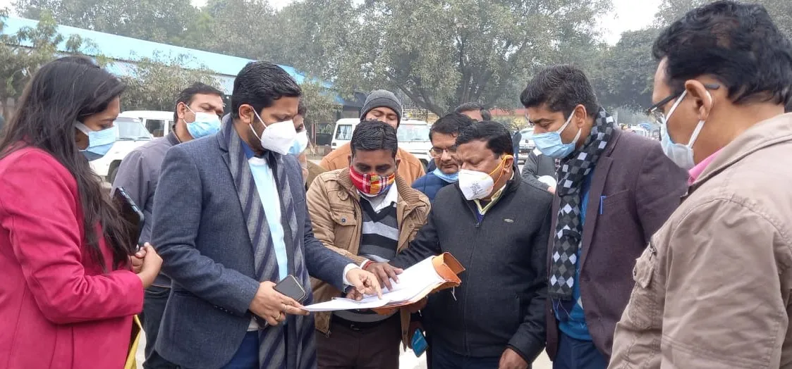 पीलीभीत: जिला निर्वाचन अधिकारी ने टीम के साथ स्ट्रांग रूम और पोलिंग पार्टी रवानगी स्थल का किया निरीक्षण