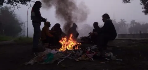 रुद्रपुर: कोहरे ने रोकी सड़कों में रफ्तार, ठंड से बचाव को जले अलाव