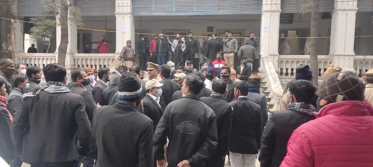 रामपुर: गोकशी के आरोपी को पकड़ने वकील के चैंबर में घुसी पुलिस, हंगामा