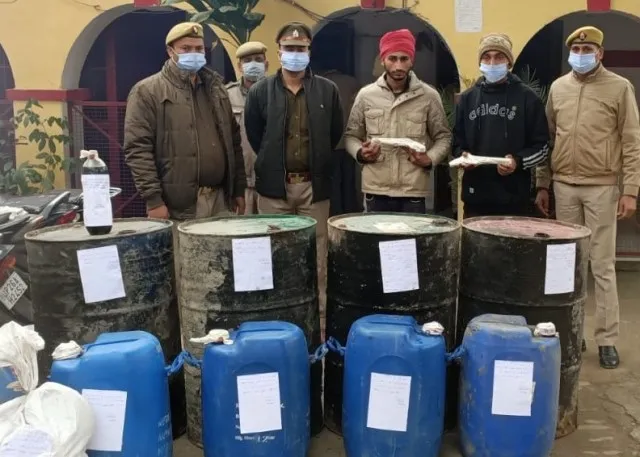 पीलीभीत: खन्नौत नदी किनारे बन रही थी कच्ची शराब, दो गिरफ्तार