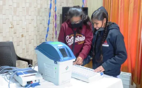 हल्द्वानी: दिव्यांग छात्र-छात्राओं ने ईवीएम और वीवीपैड को छूकर जाना मतदान का तरीका