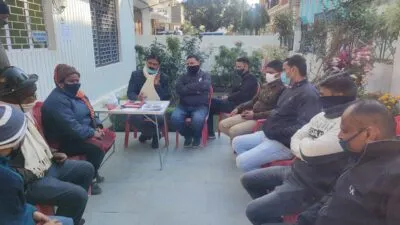 हल्द्वानी: पहले आत्मदाह की चेतावनी, फिर पैर छूकर माफी मांगी