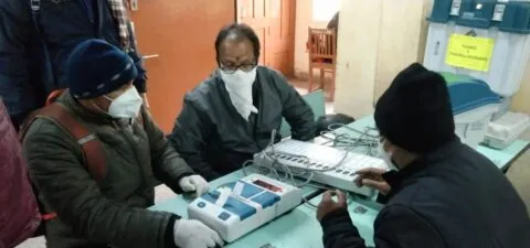 हल्द्वानी: पीठासीन और मतदान अधिकारियों ने जाना EVM और VVPAT कैसे करती है काम