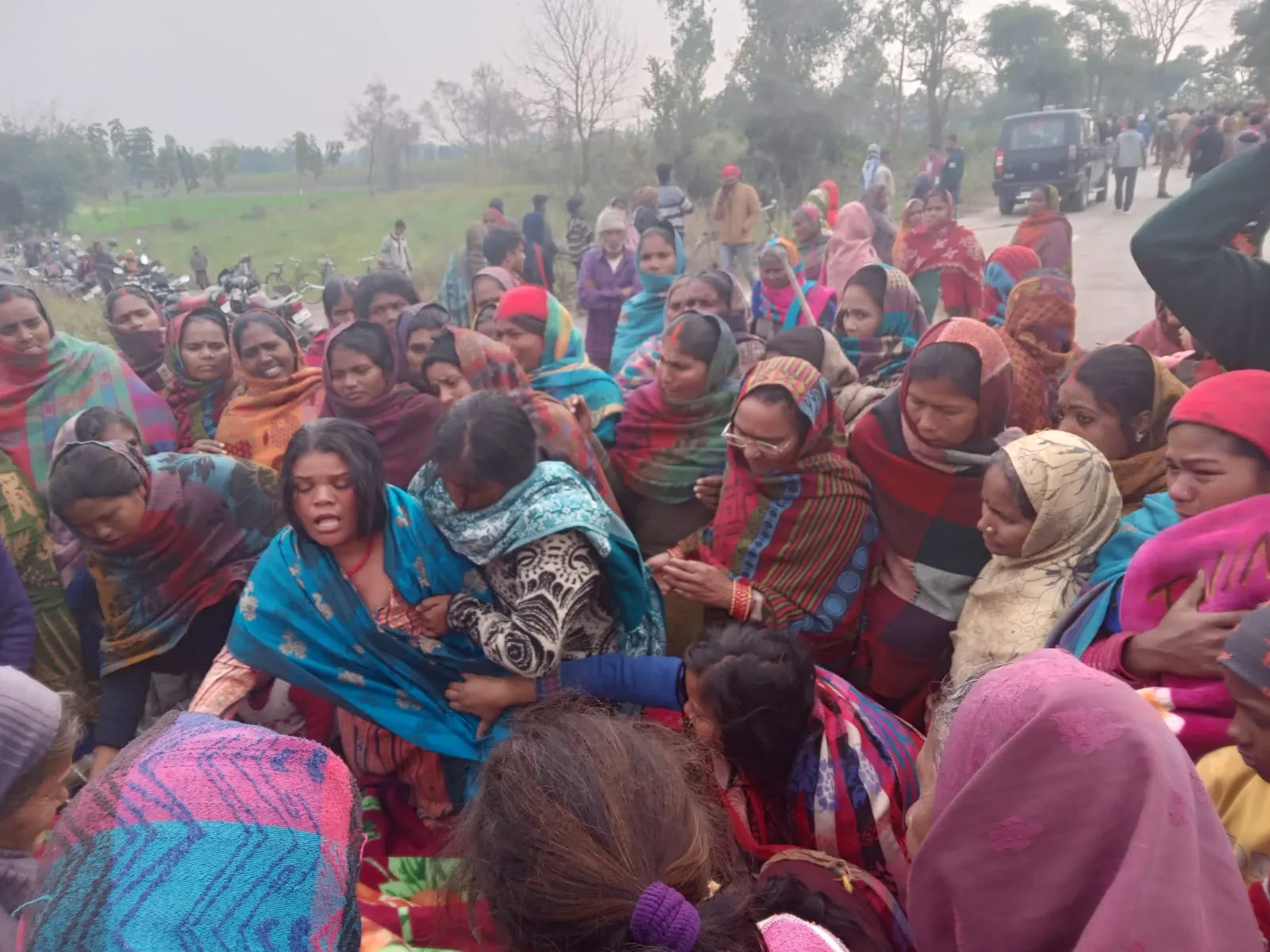 लखीमपुर-खीरी: पुलिस पिटाई से किशोर की मौत, गुस्साए घर वालों ने शव सड़क पर रखकर लगाया जाम