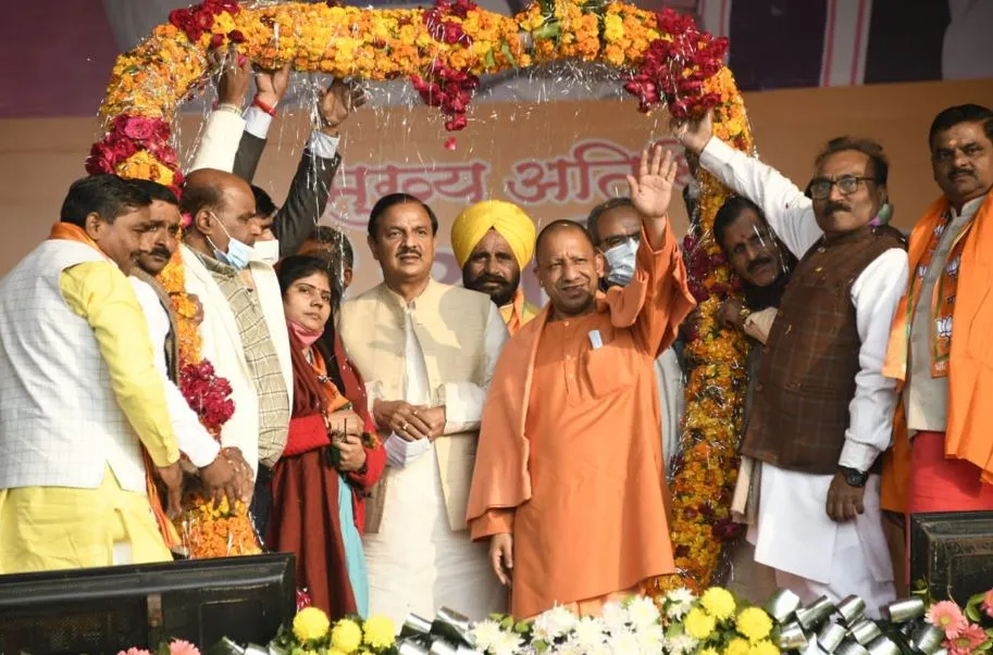 रामपुर: रामपुरी चाकू पर चर्चा कर सीएम योगी ने आजम खां पर साधा निशाना