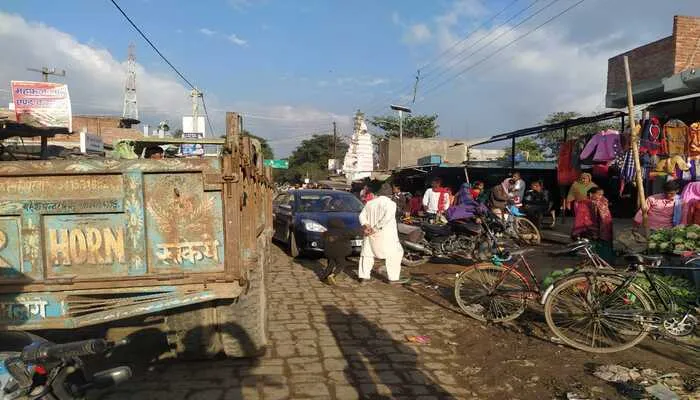 बहराइच: हाईवे की पटरी पर अतिक्रमण से लग रहा जाम, ग्रामीणों ने उठाई आवाज