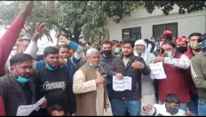 रायबरेली: अप्टा कांड के आरोपियों के समर्थकों ने पूर्व मंत्री के टिकट को लेकर किया प्रदर्शन