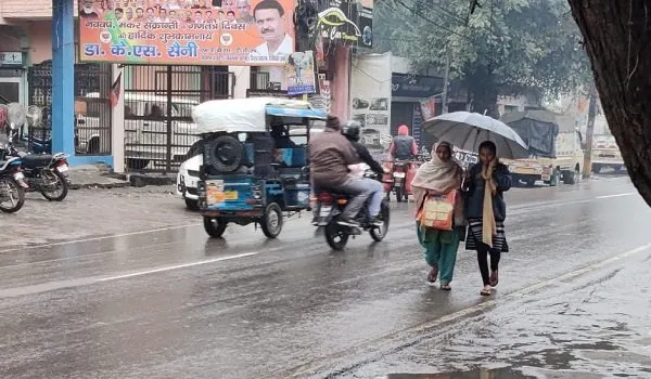 अमरोहा : रिमझिम बारिश ने बढ़ाई ठंड, लोग ठिठुरे