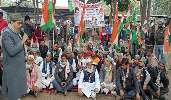 अमरोहा : कांग्रेसियों का भाजपा के खिलाफ धरना-प्रदर्शन, कहा-गरीबों से लूटा गया पैसा वापस कराए सरकार