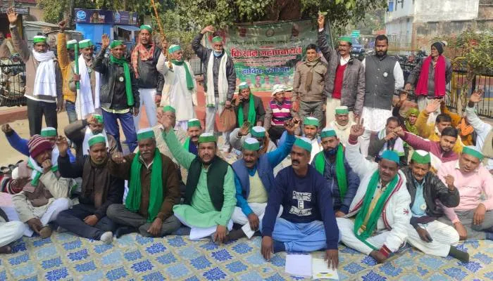 अयोध्या: किसानों ने मनाया विश्वासघात दिवस, बोले- मांगें नहीं मानी गई तो फिर से देशव्यापी आंदोलन करने को होंगे मजबूर