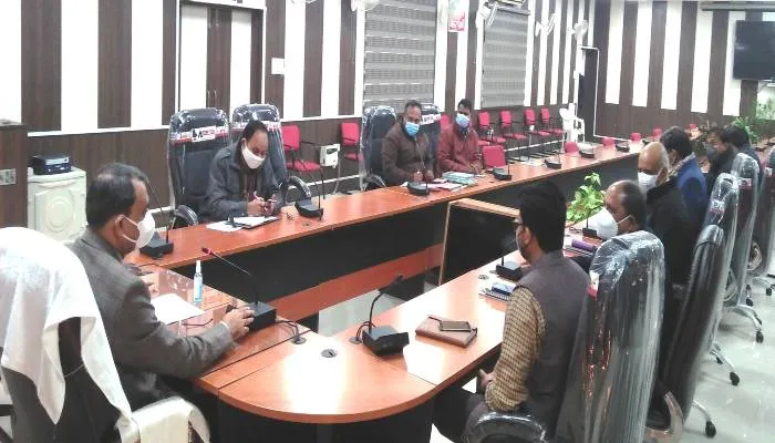 चुनावी जागरुकता के लिए थीम गीत तैयार कर मतदान के लिए लोगों को करें प्रेरित: डीएम