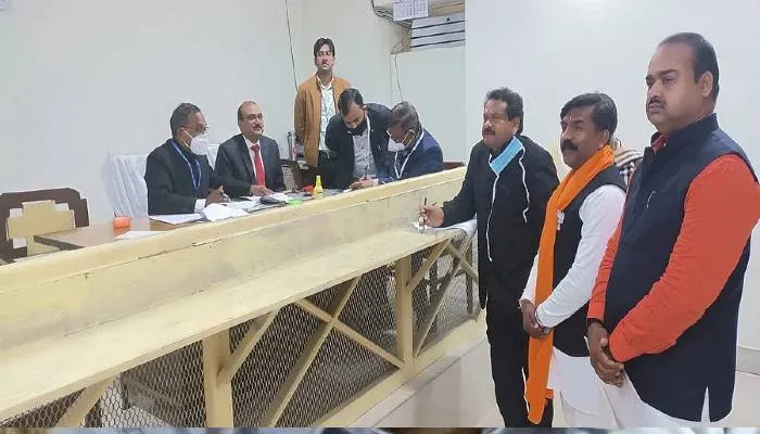 यूपी चुनाव 2022: अखिलेश के खिलाफ भाजपा ने केंद्रीय मंत्री को बनाया उम्मीदवार, नामांकन करने पहुंचे बघेल