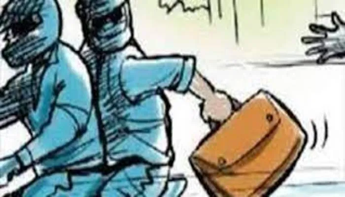 सीतापुर: सर्राफा दुकान से जेवरात से भरा डिब्बा उड़ा ले गए बाइक सवार उच्चके
