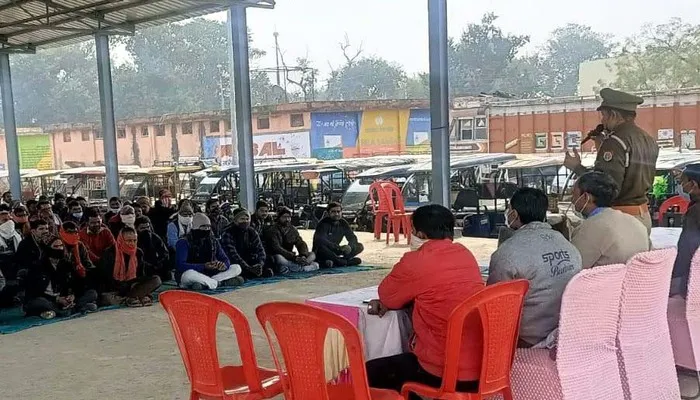 यातायात प्रभारी ने ई-रिक्शा चालकों को दिए हाई सिक्योरिटी नंबर प्लेट लगवाने के निर्देश