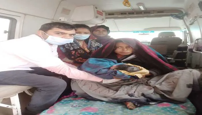 बहराइच: महिला ने एंबुलेंस में दिया बच्चे को जन्म जना बच्चा, आशा ने कराया प्रसव