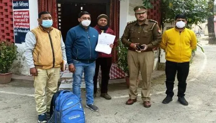 गद्दोपुर बैरियर पर चेकिंग में पकड़ी गई व्यापारी की कार, गाड़ी से मिले 7 लाख रुपए