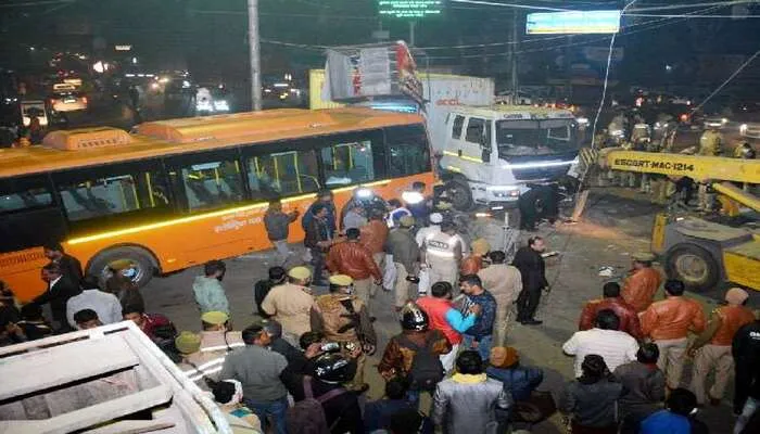 Kanpur Bus Accident: कानपुर में अनियंत्रित इलेक्ट्रिक बस ने कई राहगीरों को रौंदा, बस चालक हुआ फरार…