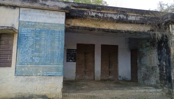 रायबरेली: किसानों के सामने आया खाद का संकट, महंगे दामों में निजी दुकानों से खरीद रहे खाद