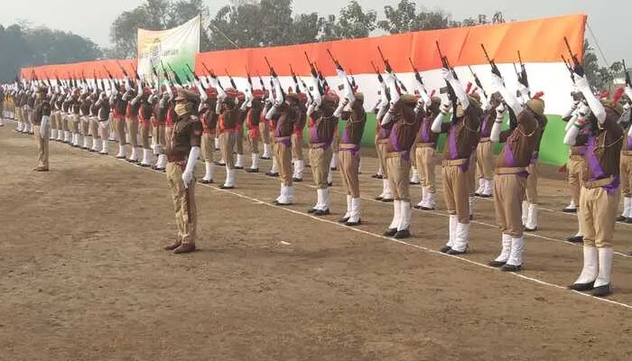 कुशीनगर में धूमधाम से मनाया गया गणतंत्र दिवस, जिलाधिकारी ने कलेक्ट्रेट परिसर में किया ध्वजारोहण