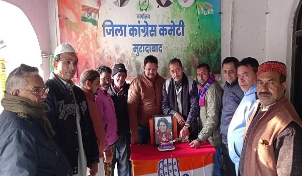 मुरादाबाद : केक काटकर कांग्रेसियों ने मनाया प्रियंका गांधी का जन्मदिन
