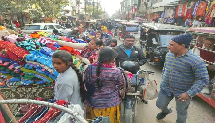 अयोध्या: यहां तो चौक-बाजारों से लेकर दफ्तरों तक लोग कोरोना से बेखौफ…