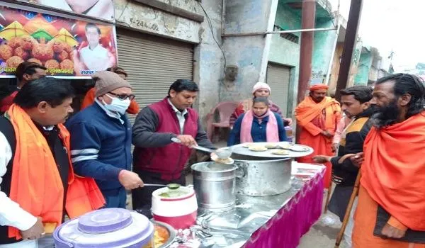 संभल में धूमधाम से मनाया मकर संक्रांति पर्व, बांटा खिचड़ी का प्रसाद