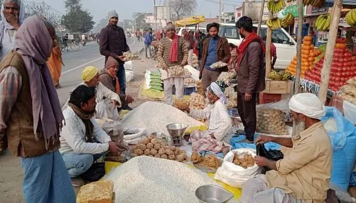 बहराइच: गणेश चतुर्थी व्रत पर बाजारों में खरीदारी के लिए लगी भीड़