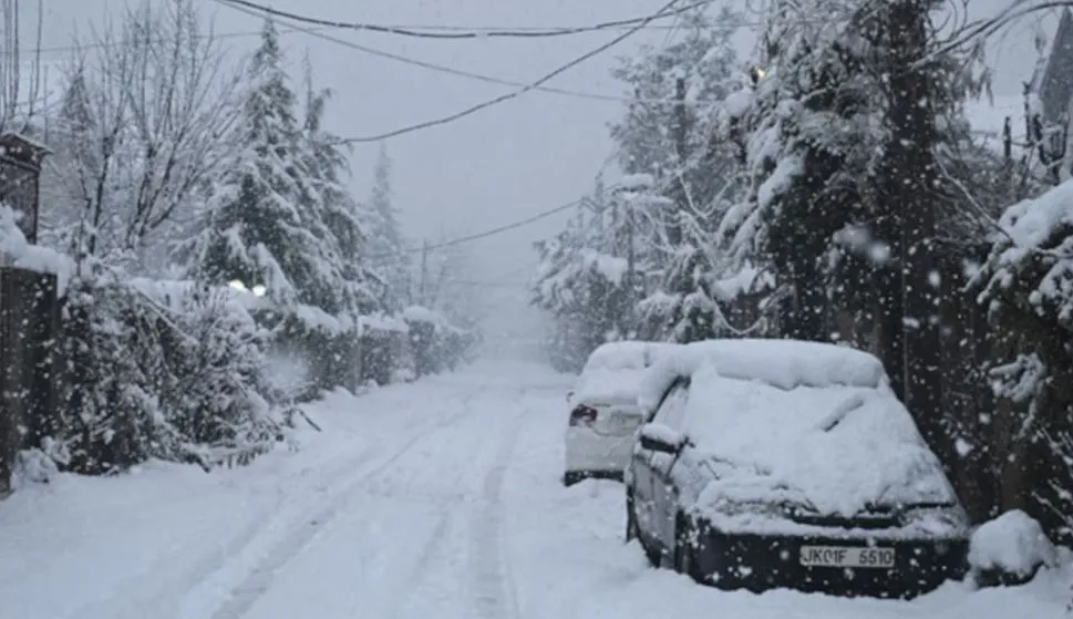 जम्मू-कश्मीर: बर्फबारी की वजह से टूटा कश्मीर घाटी का संपर्क, कई उड़ानें रद