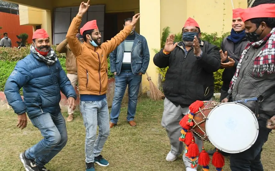बरेली: सुप्रिया के कार्यालय में कांग्रेसी बैनर उतरे, बजे ढोल