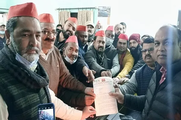 मुरादाबाद : सपाइयों ने कलेक्ट्रेट पर किया प्रदर्शन, गृहमंत्री पर लगाया रैलियों में धार्मिक भाषण देने का आरोप