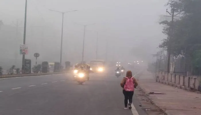 झांसी में कोहरे के कहर और ठिठुरन भरी सर्द हवाओं में जिंदगी हुई जाम