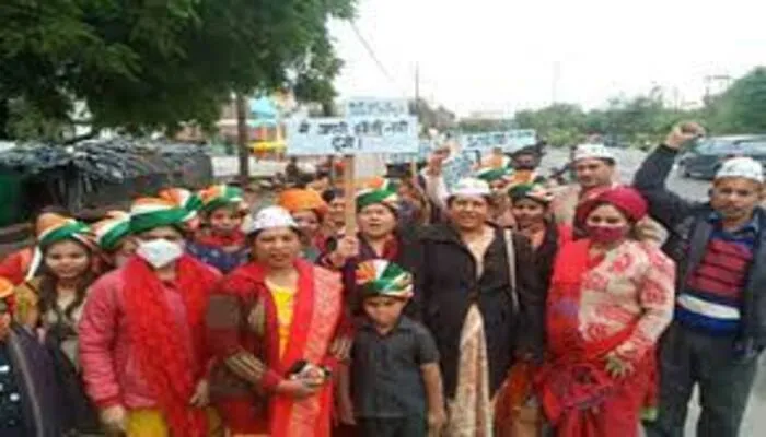 झांसी: आम आदमी पार्टी की महिला प्रकोष्ठ ने निकाली रैली