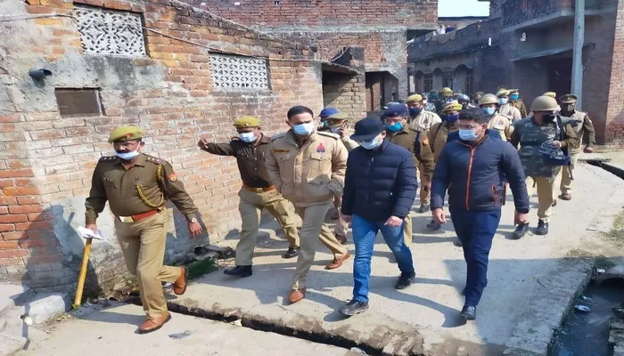 बाराबंकी: डीएम और पुलिस अधीक्षक ने मतदाताओं से किया संवाद, अर्धसैनिक बलों के साथ फ्लैग मार्च में लिया हिस्सा