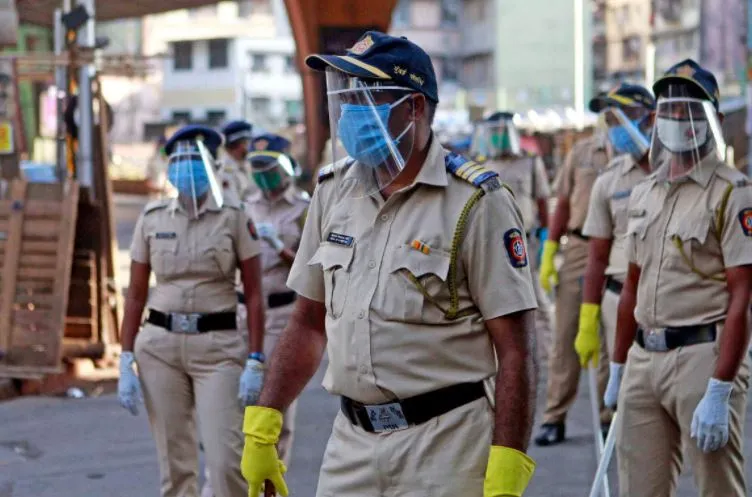 दिल्ली में कोरोना का कहर जारी, एसीपी समेत पुलिस के 300 से अधिक कर्मी वायरस से संक्रमित